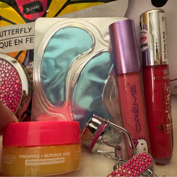 Hello Kitty by Crème Shop Cosmetic Bag and Makeup - Picture 4 of 7